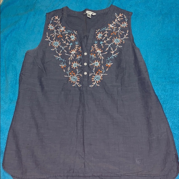 Great design on this top - Picture 5 of 8